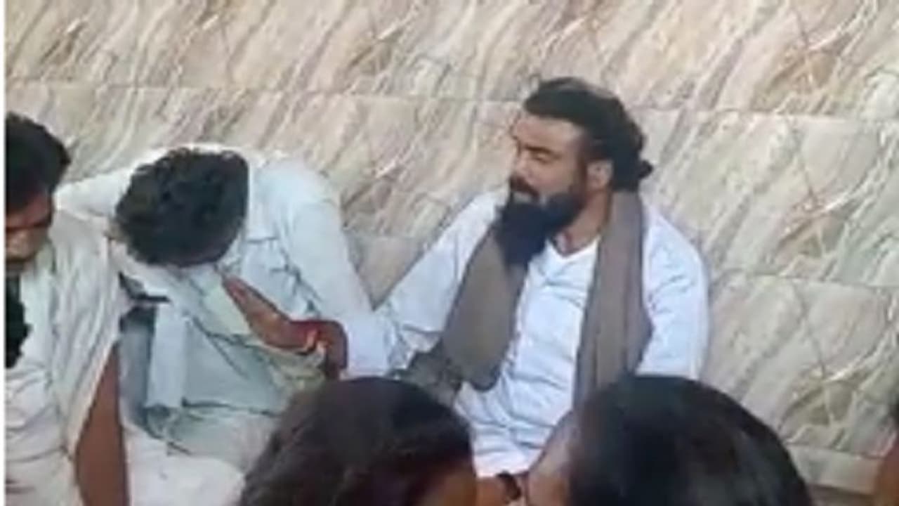 ಬಳ್ಳಾರಿ: ಅಭಿಮಾನಿಗಳ ಕಣ್ಣಿರಿಗೆ ಶ್ರೀರಾಮುಲು ಭಾವುಕ, ವಿಡಿಯೋ ವೈರಲ್..! ಬಳ್ಳಾರಿ: ಅಭಿಮಾನಿಗಳ ಕಣ್ಣಿರಿಗೆ ಶ್ರೀರಾಮುಲು ಭಾವುಕ, ವಿಡಿಯೋ ವೈರಲ್..!