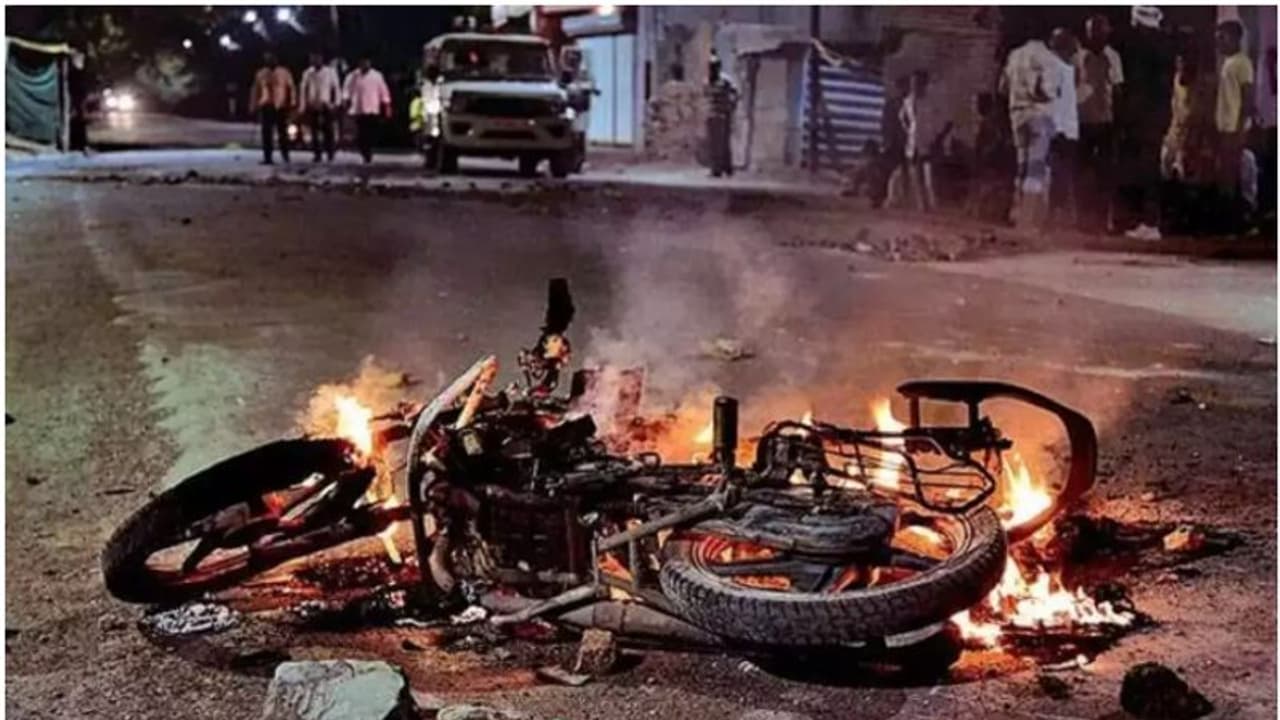 ഇൻസ്റ്റഗ്രാം പോസ്റ്റിന്റെ പേരിൽ മഹാരാഷ്ട്രയിൽ വർഗീയ സംഘർഷം; ഒരു മരണം 13 പേർക്ക് പരിക്ക്, കർഫ്യൂ ഇൻസ്റ്റഗ്രാം പോസ്റ്റിന്റെ പേരിൽ മഹാരാഷ്ട്രയിൽ വർഗീയ സംഘർഷം; ഒരു മരണം 13 പേർക്ക് പരിക്ക്, കർഫ്യൂ