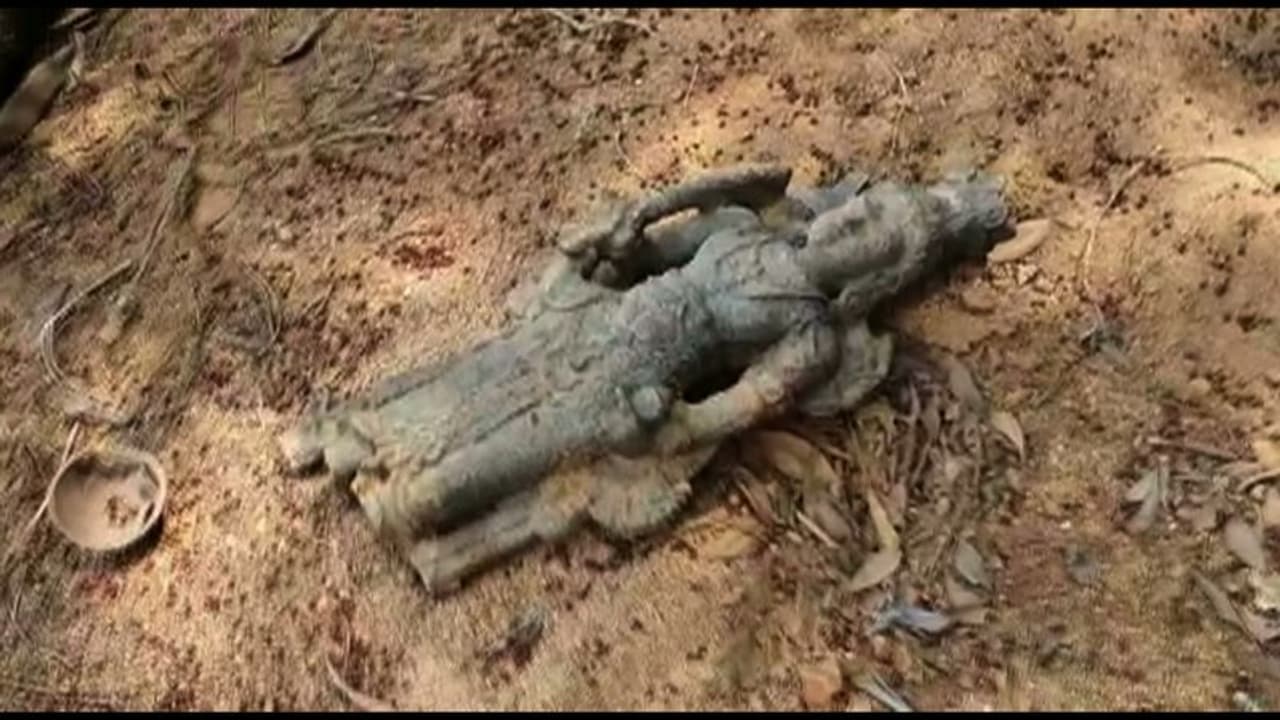 വേനലിൽ വറ്റിയ ചന്ദ്രഗിരിപ്പുഴയിൽ പത്താം നൂറ്റാണ്ടിലേതെന്ന് കരുതുന്ന പാര്ത്ഥസാരഥി വിഗ്രഹം കണ്ടെത്തി വേനലിൽ വറ്റിയ ചന്ദ്രഗിരിപ്പുഴയിൽ പത്താം നൂറ്റാണ്ടിലേതെന്ന് കരുതുന്ന പാര്ത്ഥസാരഥി വിഗ്രഹം കണ്ടെത്തി