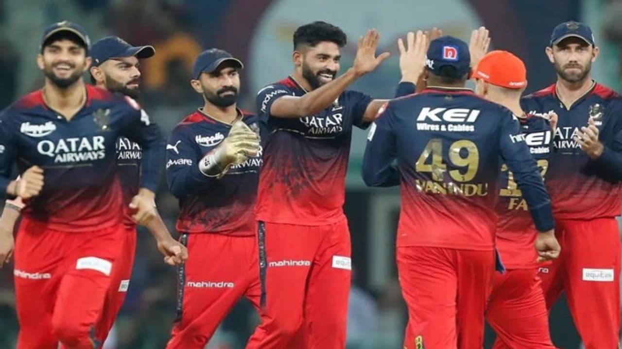 முகமது சிராஜ்ஜின் புதிய வீடு திறப்பு விழாவிற்கு விசிட் அடித்த விராட் கோலி அண்ட் டீம்!