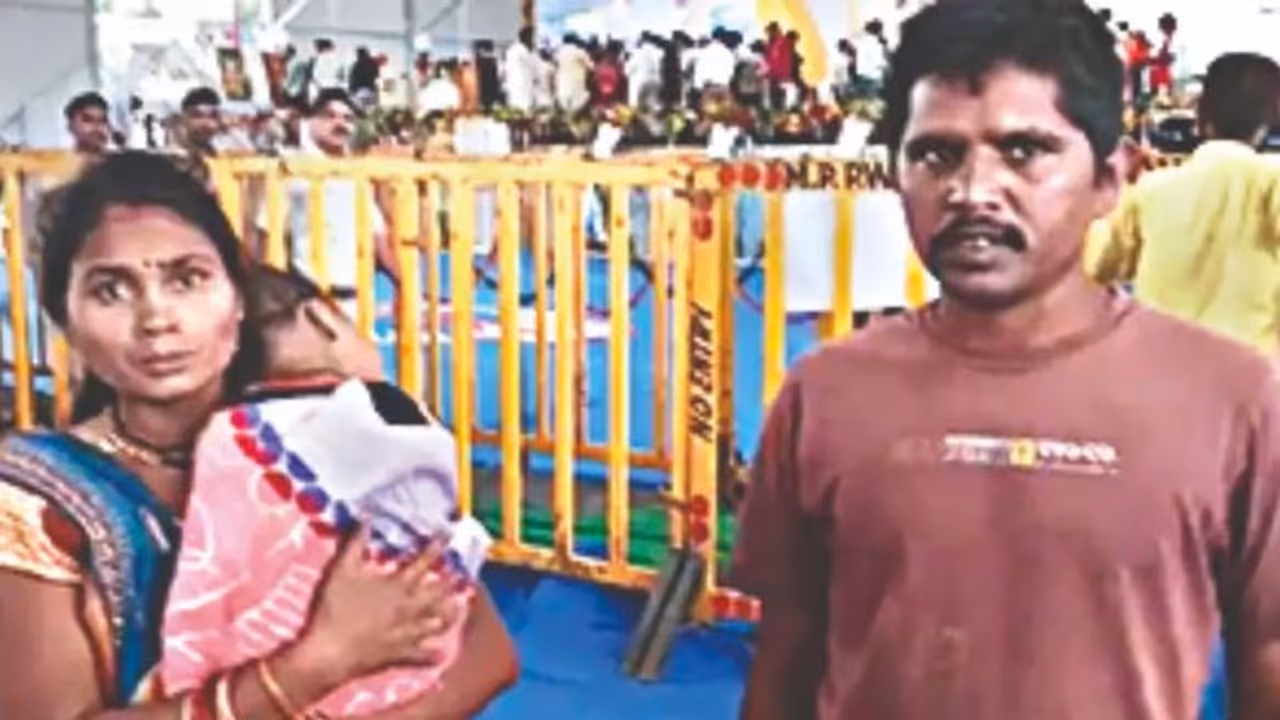 ಒಂದು ವರ್ಷದ ಮಗುವನ್ನು ಸಿಎಂ ಶಿವರಾಜ್‌ ಸಿಂಗ್‌ ಚೌಹಾಣ್‌ ಇದ್ದ ವೇದಿಕೆಯ ಮೇಲೆ ಎಸೆದ ಪಾಲಕರು!