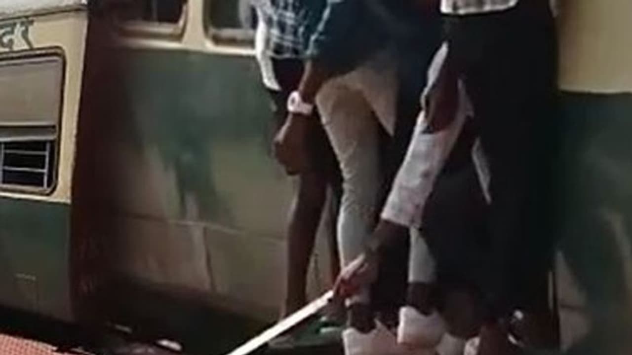 பட்டாக்கத்தியுடன் ரயில் படிக்கட்டில் தொங்கியபடி பயணித்த கல்லூரி மாணவர்கள்.. ஸ்கெட்ச் போட்டு தூக்கிய போலீஸ்.!