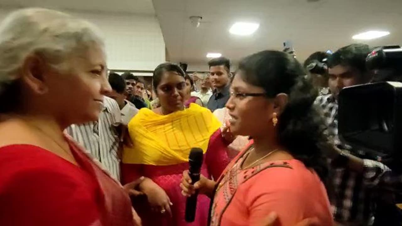 நல்லா இரும்மா... ரோஜ்கர் திட்டத்தில் வேலை பெற்றவர்களை வாழ்த்தி நெகிழ வைத்த நிதியமைச்சர் நிர்மலா சீதாராமன் நல்லா இரும்மா... ரோஜ்கர் திட்டத்தில் வேலை பெற்றவர்களை வாழ்த்தி நெகிழ வைத்த நிதியமைச்சர் நிர்மலா சீதாராமன்