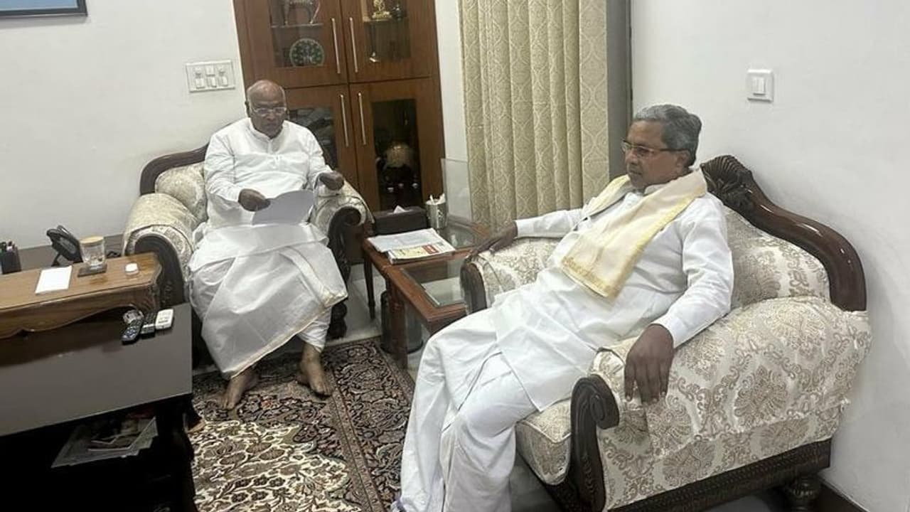 ರಾಹುಲ್ ಗಾಂಧಿ ಜೊತೆ ಮತ್ತೊಂದು ಸುತ್ತಿನ ಸಭೆ, ನಾಳೆ ಕರ್ನಾಟಕ ಸಿಎಂ ಘೋಷಣೆ ಸಾಧ್ಯತೆ! ರಾಹುಲ್ ಗಾಂಧಿ ಜೊತೆ ಮತ್ತೊಂದು ಸುತ್ತಿನ ಸಭೆ, ನಾಳೆ ಕರ್ನಾಟಕ ಸಿಎಂ ಘೋಷಣೆ ಸಾಧ್ಯತೆ!