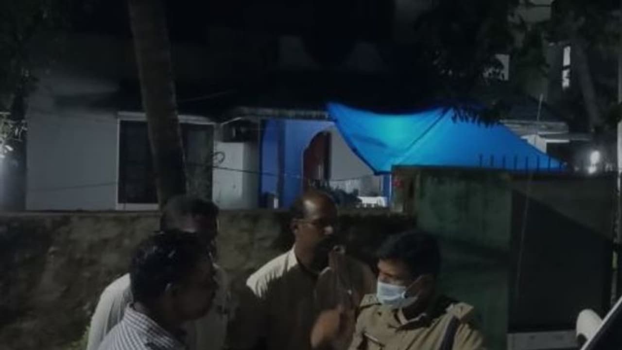  യുവതി കുളിമുറിയിൽ പൊള്ളലേറ്റ് മരിച്ച നിലയിൽ, 9 മാസമുള്ള കുട്ടിക്കും പൊള്ളൽ, ദുരൂഹതയെന്ന് ബന്ധുക്കൾ