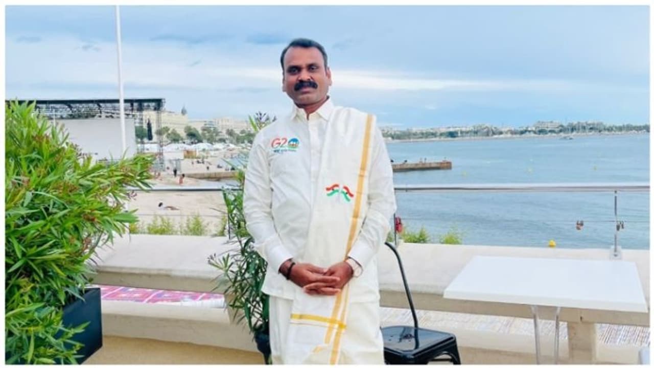 கேன்ஸ் திரைப்பட விழா ரெட்கார்பெட்டில் பட்டு வேஷ்டியில் மாஸ் காட்டிய அமைச்சர் எல்.முருகன்! குஷ்பூவும் பங்கேற்பு கேன்ஸ் திரைப்பட விழா ரெட்கார்பெட்டில் பட்டு வேஷ்டியில் மாஸ் காட்டிய அமைச்சர் எல்.முருகன்! குஷ்பூவும் பங்கேற்பு