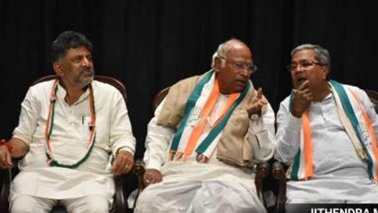 ഇനി തലവേദന മന്ത്രിസഭാ രൂപീകരണം; സമ്മർദ്ദവുമായി സമുദായ നേതാക്കൾ, ഡികെയും സിദ്ധയും ദില്ലിയിലേക്ക് ഇനി തലവേദന മന്ത്രിസഭാ രൂപീകരണം; സമ്മർദ്ദവുമായി സമുദായ നേതാക്കൾ, ഡികെയും സിദ്ധയും ദില്ലിയിലേക്ക്