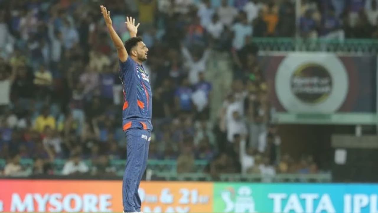 ഡേവിഡിനെയും ഗ്രീനിനെയും വരച്ച വരയില് നിര്ത്തി മൊഹ്സിന് ഖാന്, ഗംഭീര തിരിച്ചുവരവെന്ന് ആരാധകര് ഡേവിഡിനെയും ഗ്രീനിനെയും വരച്ച വരയില് നിര്ത്തി മൊഹ്സിന് ഖാന്, ഗംഭീര തിരിച്ചുവരവെന്ന് ആരാധകര്