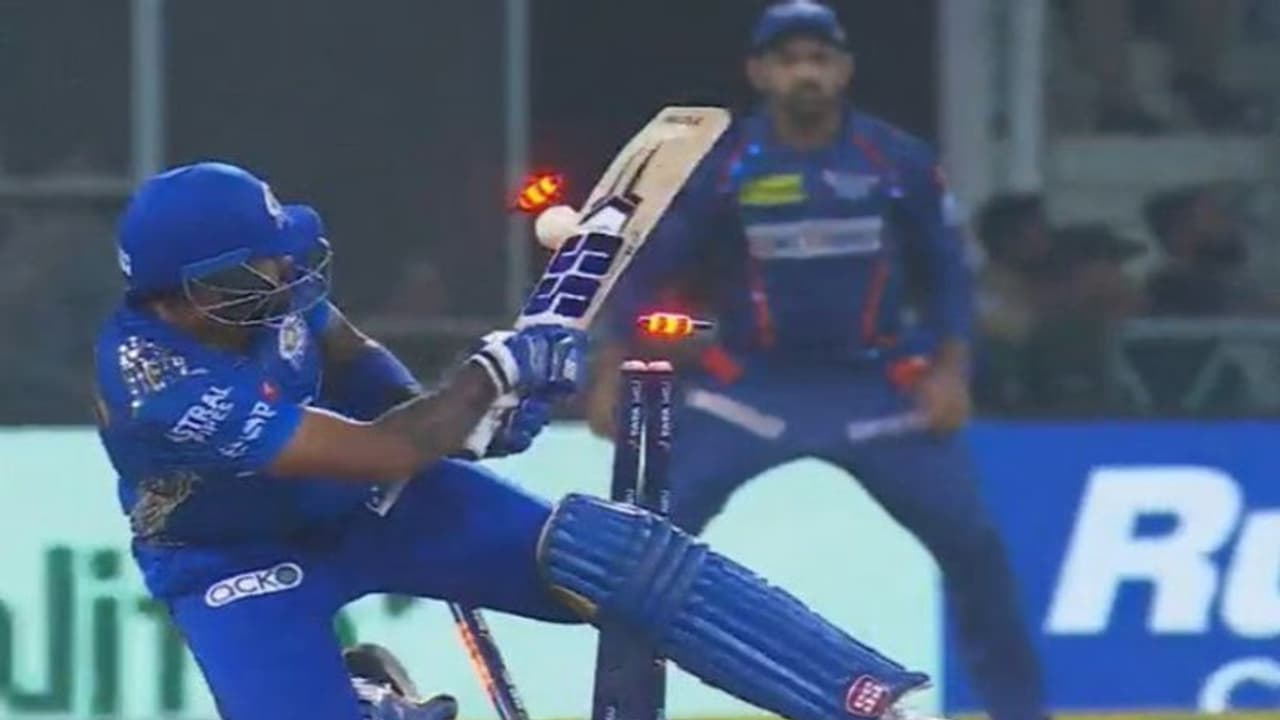 தவறான ஷாட் அடிக்க போய் கிளீன் போல்டான சூர்யகுமார் யாதவ்: வைரலாகும் வீடியோ! தவறான ஷாட் அடிக்க போய் கிளீன் போல்டான சூர்யகுமார் யாதவ்: வைரலாகும் வீடியோ!