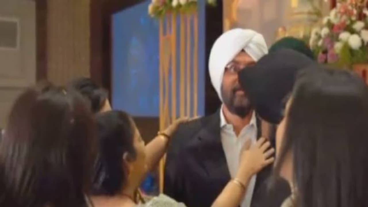 അച്ഛനെ നഷ്ടപ്പെട്ടു, വിവാഹദിനത്തിൽ അച്ഛന്റെ പൂർണകായ മെഴുകുപ്രതിമ, കണ്ണ് നിറഞ്ഞ് ബന്ധുക്കൾ