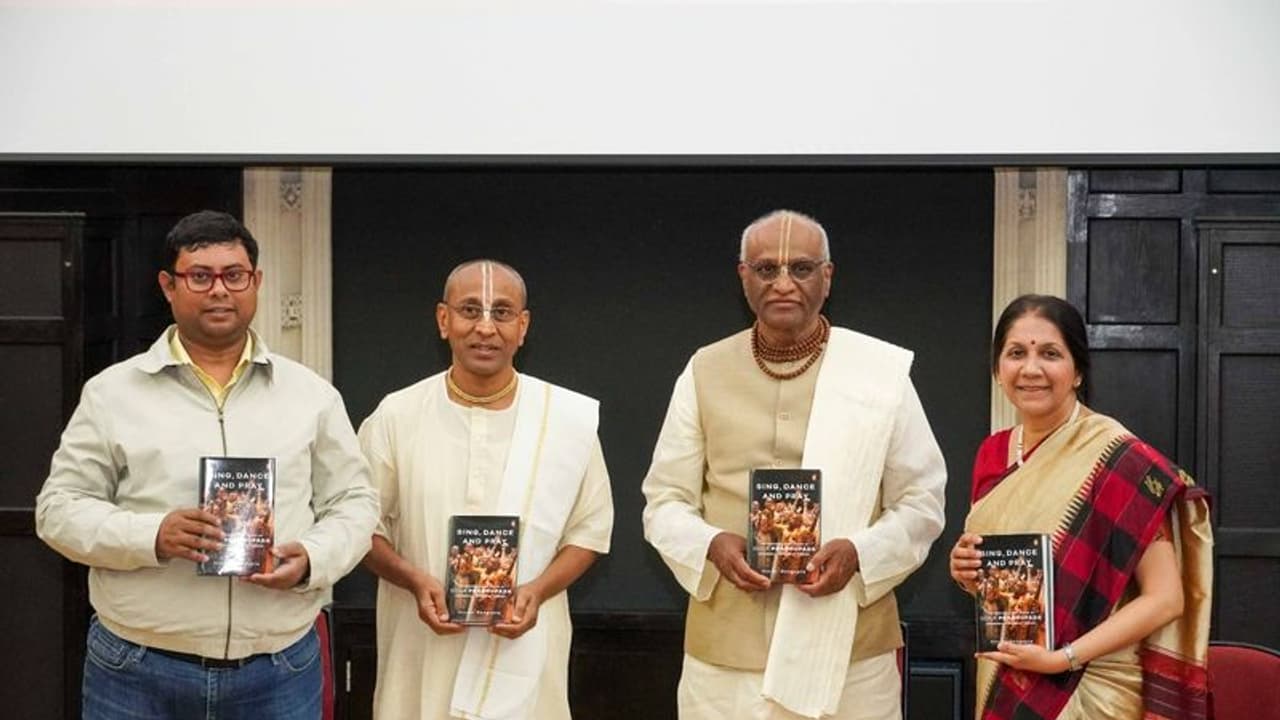 ಯುಕೆಯಲ್ಲಿ'ಸಿಂಗ್ , ಡಾನ್ಸ್ ಅಂಡ್ ಪ್ರೇ' ಪುಸ್ತಕ ಬಿಡುಗಡೆ ಮಾಡಿದ ಇಸ್ಕಾನ್ ಯುಕೆಯಲ್ಲಿ'ಸಿಂಗ್ , ಡಾನ್ಸ್ ಅಂಡ್ ಪ್ರೇ' ಪುಸ್ತಕ ಬಿಡುಗಡೆ ಮಾಡಿದ ಇಸ್ಕಾನ್