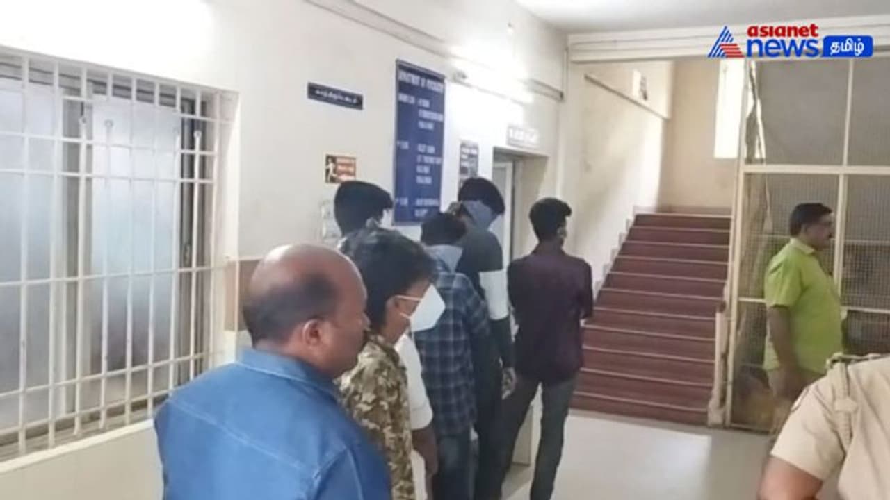 சேலத்தில் பட்டப்பகலில் போதை ஊசி செலுத்திகொண்ட இளைஞர்கள்! மடக்கிப் பிடித்து கவுன்சிலிங் அனுப்பிய காவல்துறை! சேலத்தில் பட்டப்பகலில் போதை ஊசி செலுத்திகொண்ட இளைஞர்கள்! மடக்கிப் பிடித்து கவுன்சிலிங் அனுப்பிய காவல்துறை!