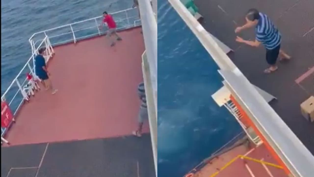 കപ്പലിന് മുകളില്‍ ക്രിക്കറ്റ് കളി; കടലില്‍ വീണ പന്ത് തിരിച്ചെടുക്കുന്നത് കണ്ട് അന്തംവിട്ട് ആരാധകര്‍ വീഡിയോ