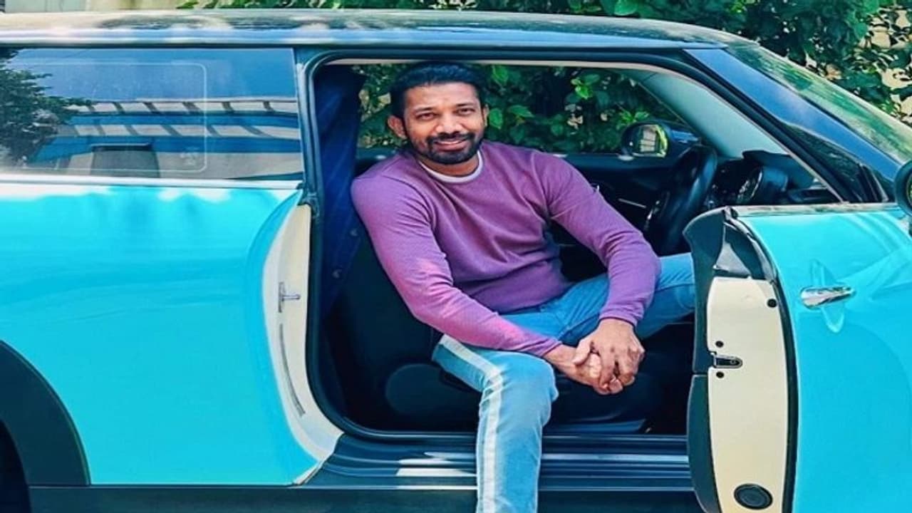 ಬೆಂಗಳೂರು: ಹಳೆ ದ್ವೇಷ, ನಡು ರಸ್ತೆಯಲ್ಲೇ ಕಾರ್ ಅಡ್ಡಗಟ್ಟಿ ಯುವಕನ ಮೇಲೆ ಹಲ್ಲೆ ಬೆಂಗಳೂರು: ಹಳೆ ದ್ವೇಷ, ನಡು ರಸ್ತೆಯಲ್ಲೇ ಕಾರ್ ಅಡ್ಡಗಟ್ಟಿ ಯುವಕನ ಮೇಲೆ ಹಲ್ಲೆ