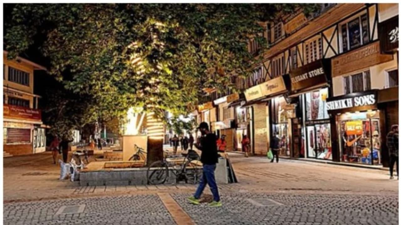 G 20 meet: శ్రీనగర్ మార్కెట్ ఏరియాకు మెరుగులు.. యూరప్ ప్రాంతాలతో పోలికలు..సెల్ఫీ పాయింట్గా పోలో వ్యూ మార్కెట్ G 20 meet: శ్రీనగర్ మార్కెట్ ఏరియాకు మెరుగులు.. యూరప్ ప్రాంతాలతో పోలికలు..సెల్ఫీ పాయింట్గా పోలో వ్యూ మార్కెట్