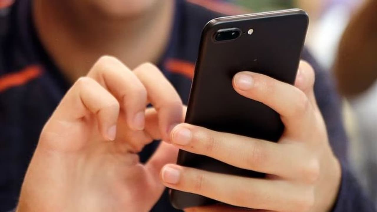 కొత్త సంసారంలో సోషల్ మీడియా చిచ్చు... సెల్ ఫోన్ కోసం భర్తనే కాదనుకున్న నవవధువు కొత్త సంసారంలో సోషల్ మీడియా చిచ్చు... సెల్ ఫోన్ కోసం భర్తనే కాదనుకున్న నవవధువు