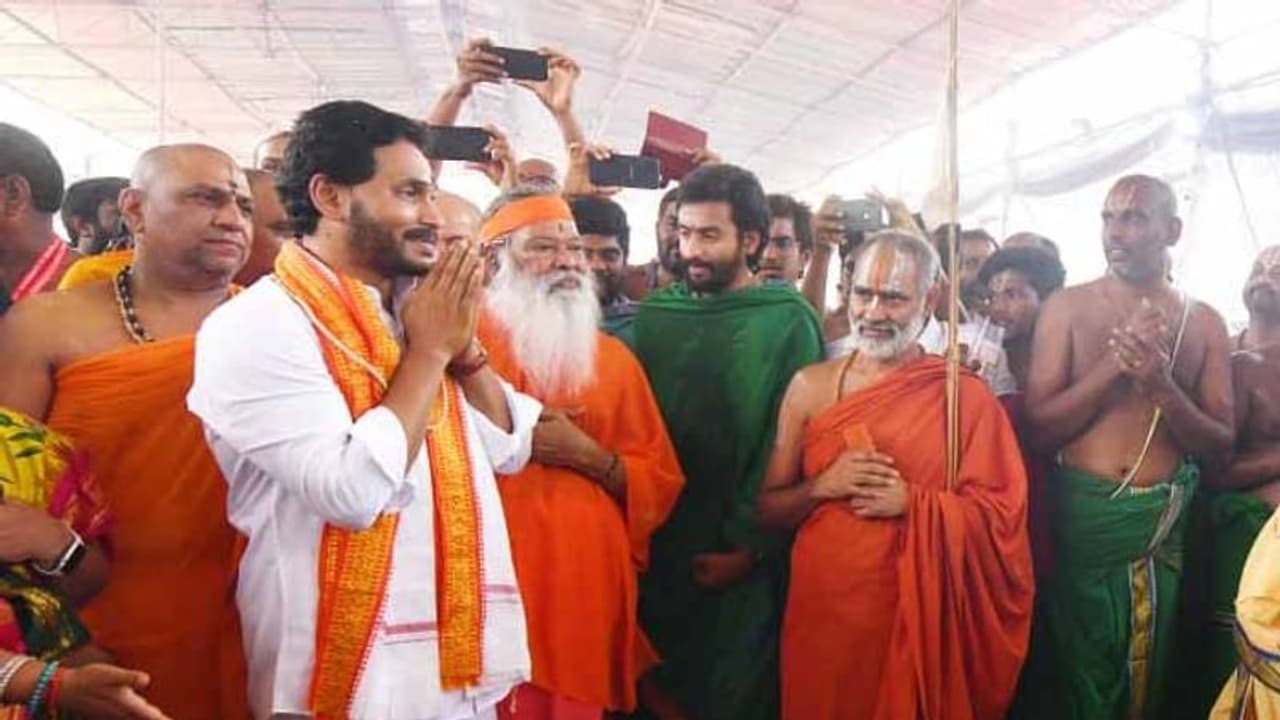 విజయవాడలో అఖండపూర్ణాహుతి: మహాలక్ష్మి అమ్మవారికి పట్టు వస్త్రాలు సమర్పించిన జగన్ విజయవాడలో అఖండపూర్ణాహుతి: మహాలక్ష్మి అమ్మవారికి పట్టు వస్త్రాలు సమర్పించిన జగన్