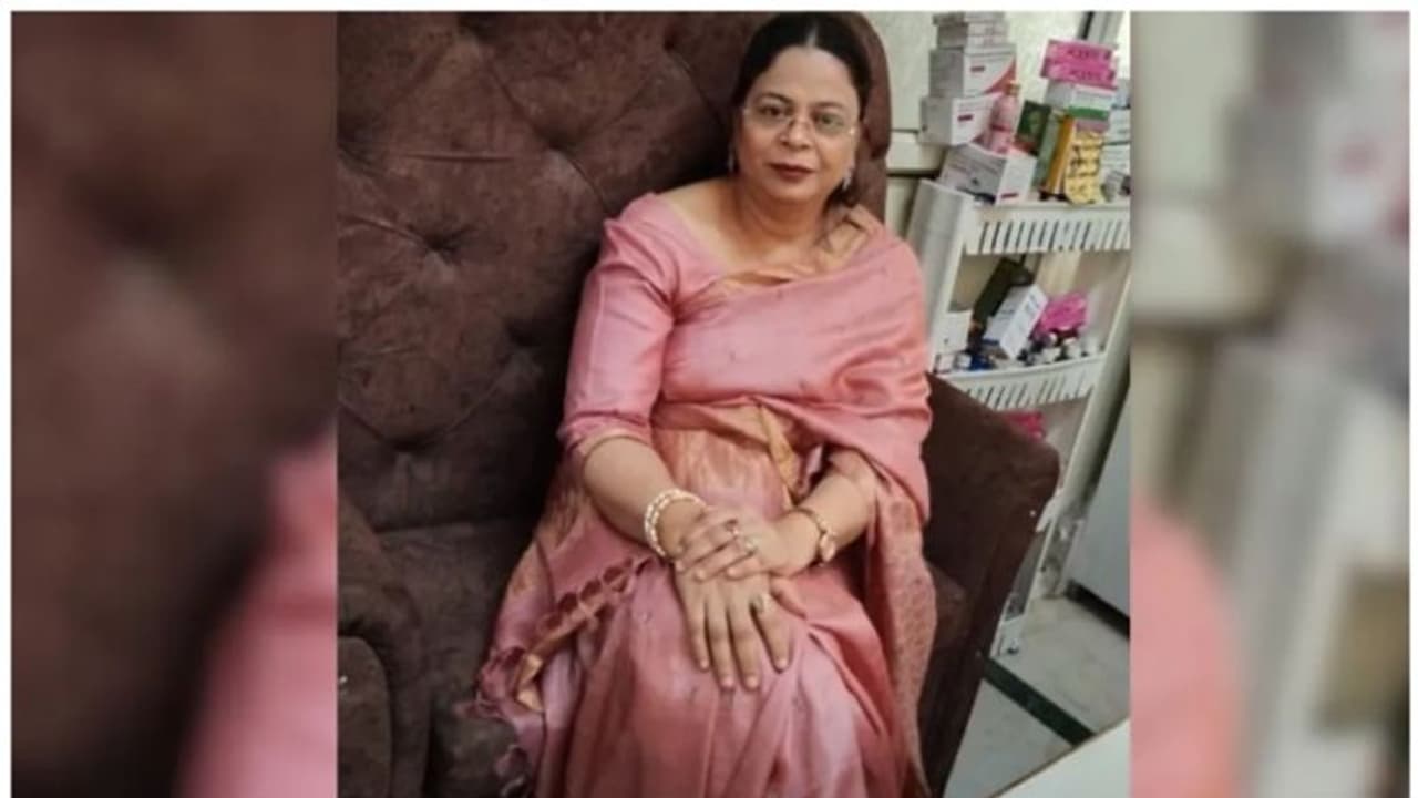 పరిశుభ్రత, రుతుస్రావంపై పేషెంట్లకు అవగాహన కల్పిస్తున్న డాక్టర్ బుష్రా ఖానమ్ పరిశుభ్రత, రుతుస్రావంపై పేషెంట్లకు అవగాహన కల్పిస్తున్న డాక్టర్ బుష్రా ఖానమ్