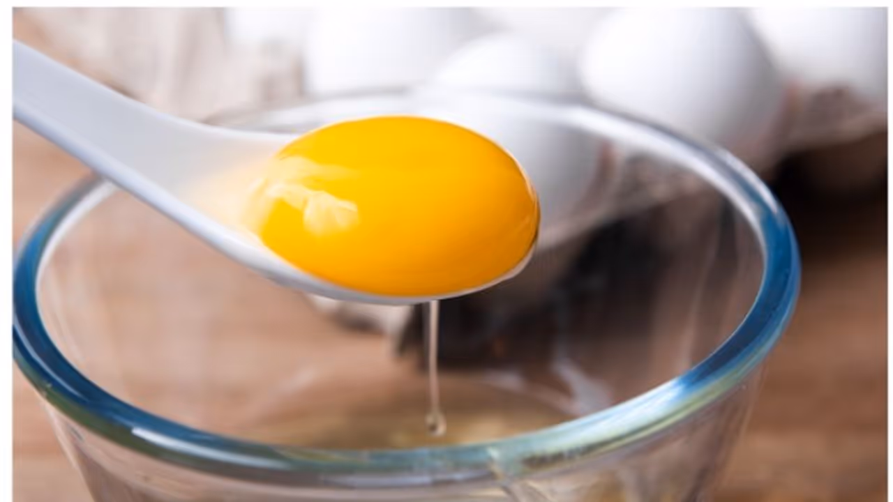 മുട്ടയുടെ മഞ്ഞ കൊളസ്ട്രോള്‍ കൂട്ടുമോ? ഒഴിവാക്കേണ്ടതുണ്ടോ? 