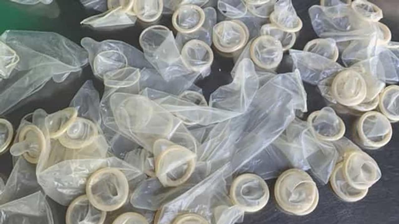 பயன்படுத்திய ஆணுறைகளை பெண்களுக்கு அனுப்பும் மர்ம நபர்? போலீசார் தீவிர விசாரணை பயன்படுத்திய ஆணுறைகளை பெண்களுக்கு அனுப்பும் மர்ம நபர்? போலீசார் தீவிர விசாரணை