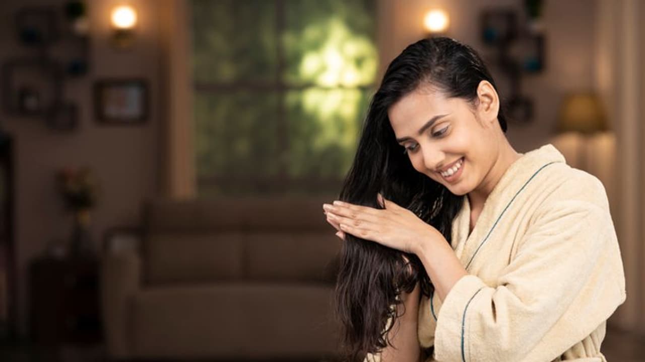 முடி உதிர்வை தடுக்க.. ஒரு வாரத்தில் தலைமுடிக்கு எத்தனை முறை எண்ணெய் தேய்க்க வேண்டும் தெரியுமா?