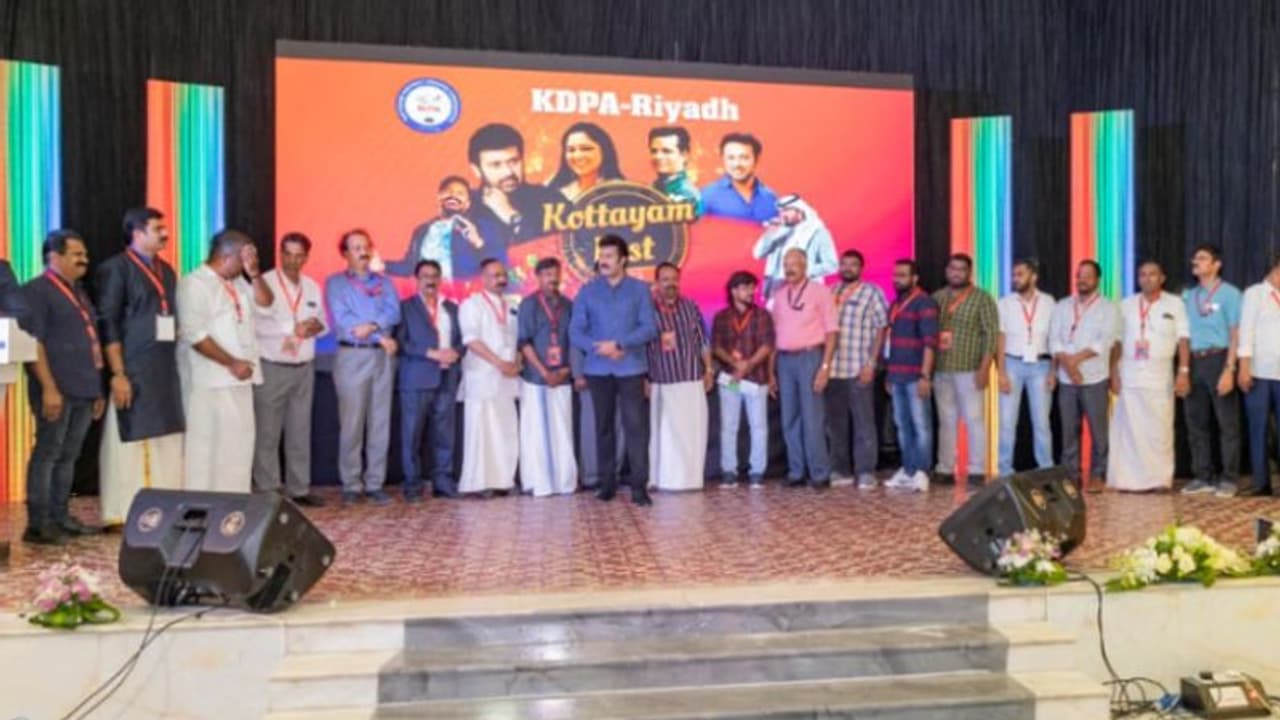 വർണാഭമായി കോട്ടയം ഫെസ്റ്റ്: അതിഥിയായി മനോജ് കെ. ജയൻ വർണാഭമായി കോട്ടയം ഫെസ്റ്റ്: അതിഥിയായി മനോജ് കെ. ജയൻ