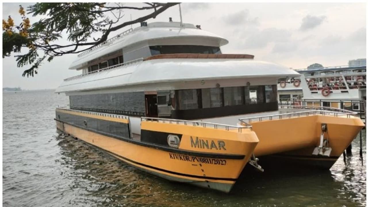 140 പേരെ കയറ്റേണ്ട ബോട്ടിൽ 170 പേര്‍! മറൈൻ ഡ്രൈവിൽ വീണ്ടും നിയമം ലംഘിച്ച് ബോട്ട് യാത്ര