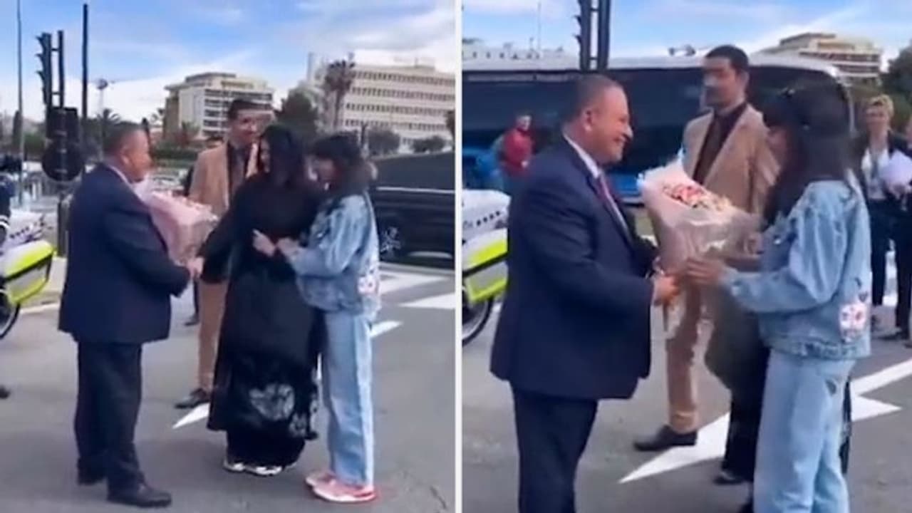 Cannes 2023: Aishwarya Rai Bachchan and daughter Aaradhya welcomed with bouquet, watch video Cannes 2023: Aishwarya Rai Bachchan and daughter Aaradhya welcomed with bouquet, watch video