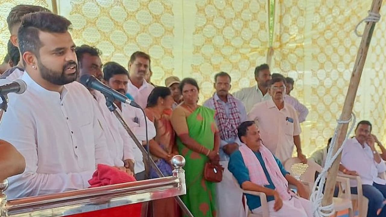 ದತ್ತರವರ ನೇತೃತ್ವದಲ್ಲಿ ಕಾರ್ಯಕರ್ತರ ಸಜ್ಜುಗೊಳಿಸಲು ಸಂಸದ ಪ್ರಜ್ವಲ್ ಕರೆ ದತ್ತರವರ ನೇತೃತ್ವದಲ್ಲಿ ಕಾರ್ಯಕರ್ತರ ಸಜ್ಜುಗೊಳಿಸಲು ಸಂಸದ ಪ್ರಜ್ವಲ್ ಕರೆ