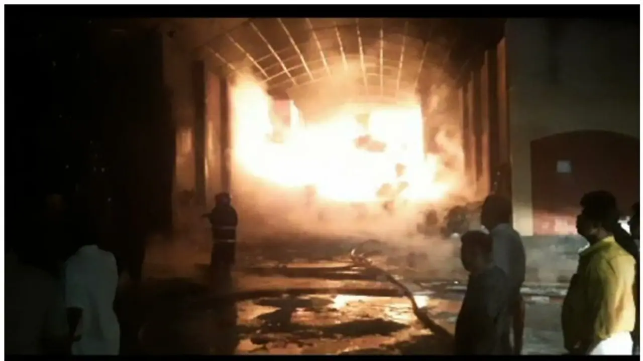 കൊല്ലത്ത് മരുന്ന് സംഭരണ കേന്ദ്രത്തിൽ തീപിടിത്തം; ഗോഡൗൺ പൂർണമായും കത്തി നശിച്ചു