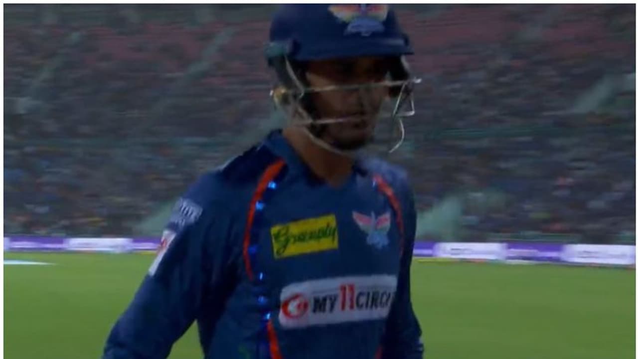 പടിക്കലും പരാഗുമെല്ലാം ട്രോളേറ്റ് പിടയുമ്പോൾ രക്ഷപ്പെട്ട് പോകുന്നു; 'ഫ്ലോപ്പ് ഓഫ് ദി ഇയറിനെ' കണ്ടെത്തി ആരാധകർ