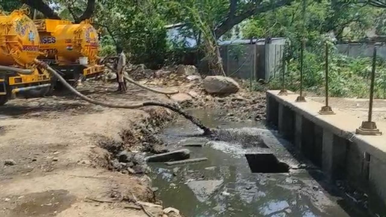 கழிவு நீரை உக்கடம் கழிவு நீர் தொட்டியில் வெளியேற்றிய வாகன உரிமையாளருக்கு அபராதம்... மாநகராட்சி நடவடிக்கை!!