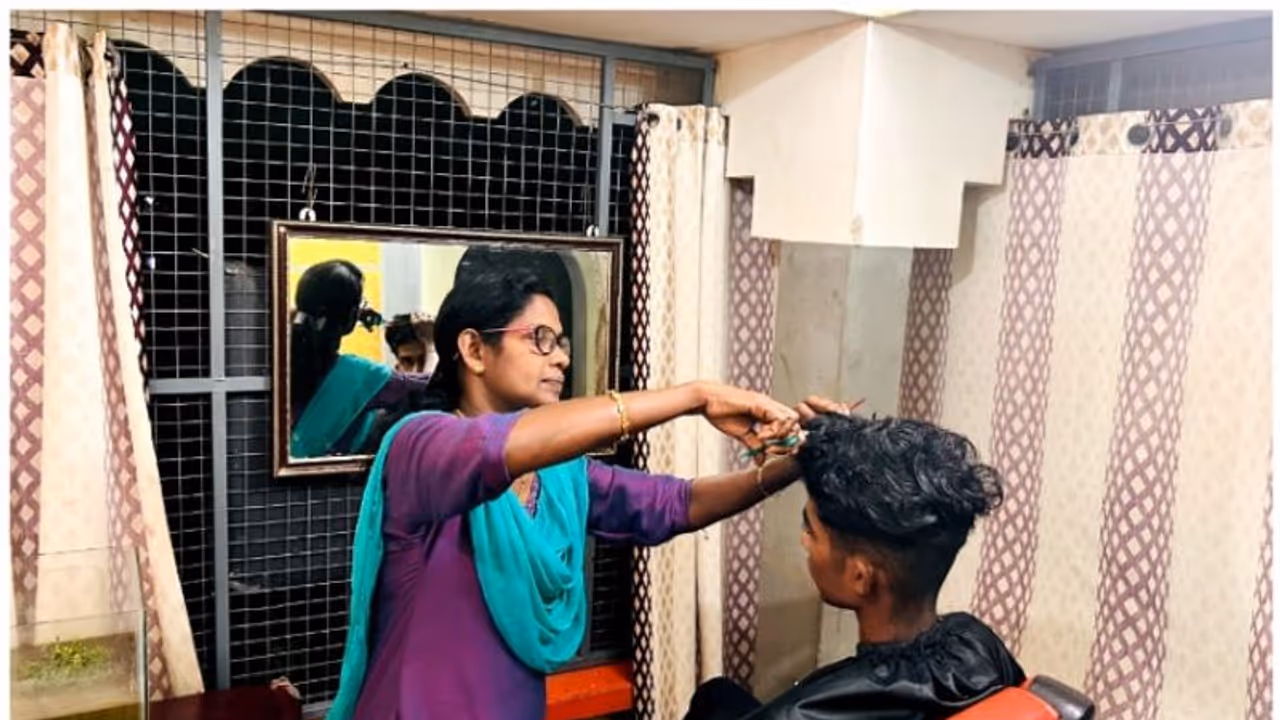 'ഷൈലമ്മ സൂപ്പറാണ്' ; മുടിവെട്ടിൽ തിളങ്ങി വനിതാ ബാർബർ