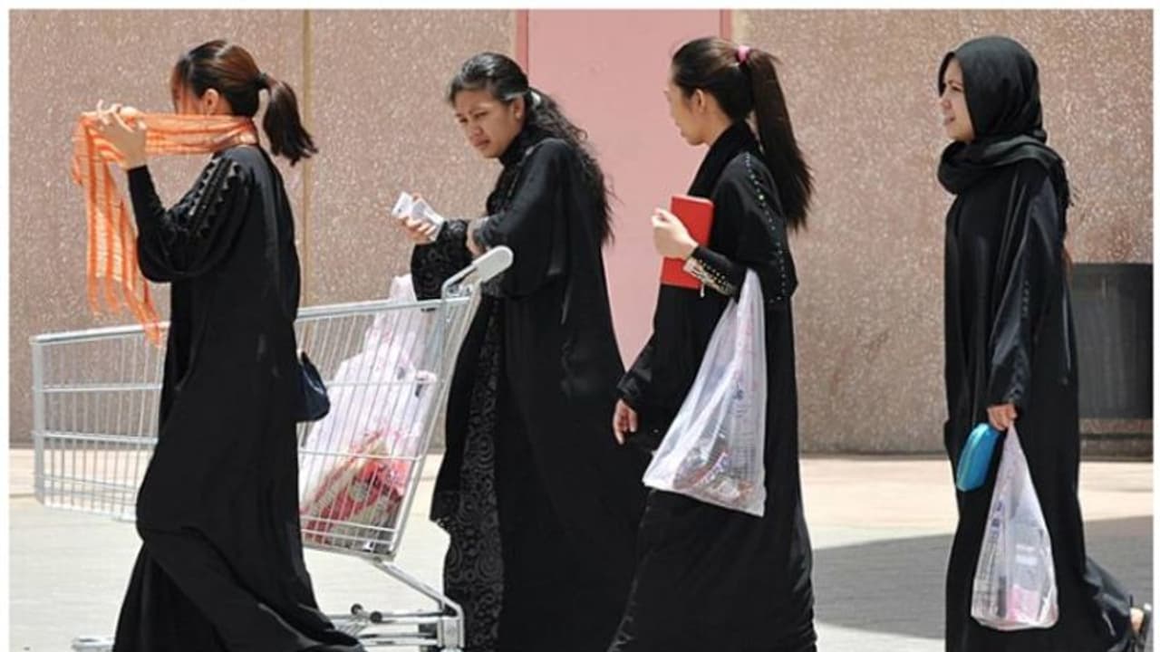 സൗദിയിൽ വീട്ടു ജോലിക്കാർക്ക് ആരോഗ്യ ഇൻഷുറൻസ് നിർബന്ധമാക്കുന്നു സൗദിയിൽ വീട്ടു ജോലിക്കാർക്ക് ആരോഗ്യ ഇൻഷുറൻസ് നിർബന്ധമാക്കുന്നു