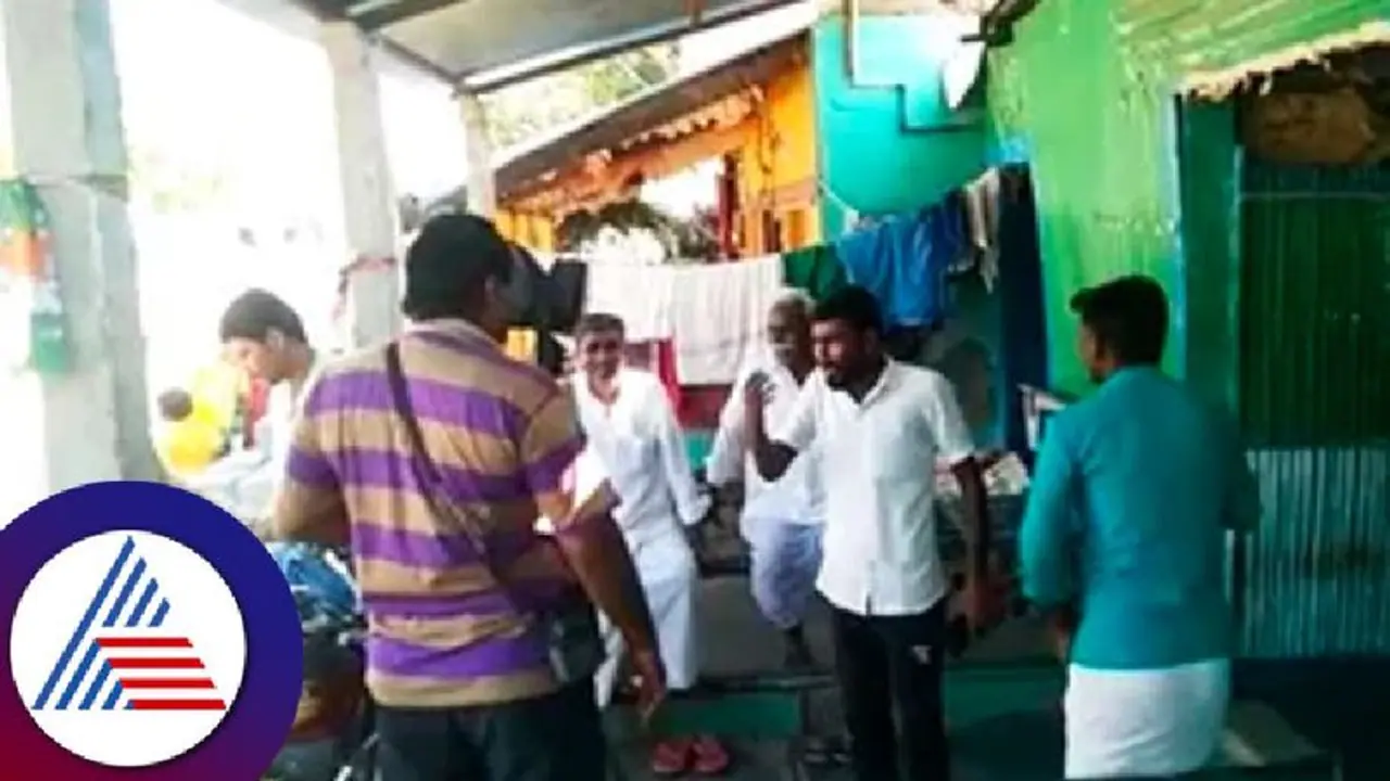 ನಾವು ಕರೆಂಟ್ ಬಿಲ್ ಕಟ್ಟಲ್ಲ. ಬೇಕಿದ್ದರೆ ಸಿದ್ದು, ಡಿಕೆಶಿಯನ್ನೇ ಕರೆದುಕೊಂಡು ಬನ್ನಿ: ಪಟ್ಟು ಹಿಡಿದ ಮತ್ತೆರಡು ಹಳ್ಳಿ ನಾವು ಕರೆಂಟ್ ಬಿಲ್ ಕಟ್ಟಲ್ಲ. ಬೇಕಿದ್ದರೆ ಸಿದ್ದು, ಡಿಕೆಶಿಯನ್ನೇ ಕರೆದುಕೊಂಡು ಬನ್ನಿ: ಪಟ್ಟು ಹಿಡಿದ ಮತ್ತೆರಡು ಹಳ್ಳಿ