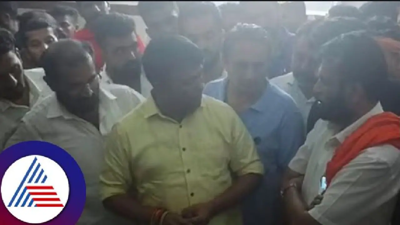 ಪೊಲೀಸರ ಥರ್ಡ್ ಡಿಗ್ರಿ ಶಿಕ್ಷೆಗೆ ಗಂಭೀರ ಗಾಯಗೊಂಡ ಹಿಂದು ಕಾರ್ಯಕರ್ತರು : ಶಾಸಕ ಹರೀಶ್ ಪೂಂಜಾ, ಪುತ್ತಿಲ ಆಸ್ಪತ್ರೆಗೆ ಭೇಟಿ ಪೊಲೀಸರ ಥರ್ಡ್ ಡಿಗ್ರಿ ಶಿಕ್ಷೆಗೆ ಗಂಭೀರ ಗಾಯಗೊಂಡ ಹಿಂದು ಕಾರ್ಯಕರ್ತರು : ಶಾಸಕ ಹರೀಶ್ ಪೂಂಜಾ, ಪುತ್ತಿಲ ಆಸ್ಪತ್ರೆಗೆ ಭೇಟಿ