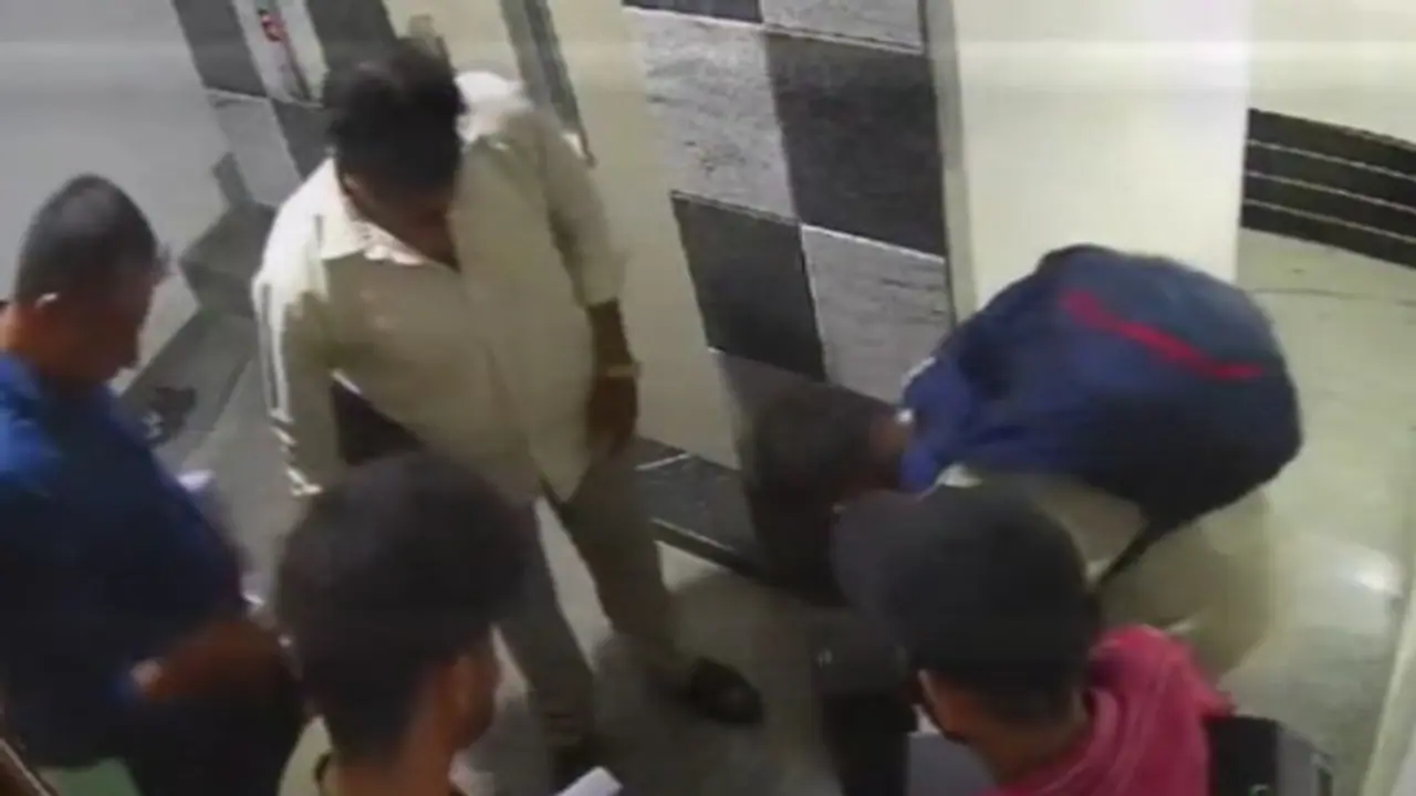 కేసీఆర్ ప్రభుత్వమే మా వార్ రూమ్పై దాడులు చేయించింది..: కాంగ్రెస్ కేసీఆర్ ప్రభుత్వమే మా వార్ రూమ్పై దాడులు చేయించింది..: కాంగ్రెస్