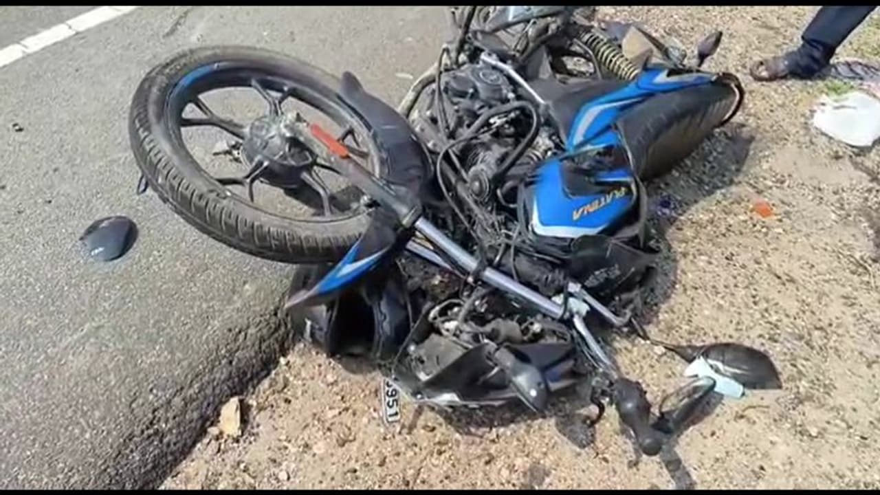 அடுத்தடுத்து 3 இருசக்கர வாகனங்கள் மோதி கோர விபத்து; 2 வயது குழந்தை உள்பட 5 பேர் படுகாயம்