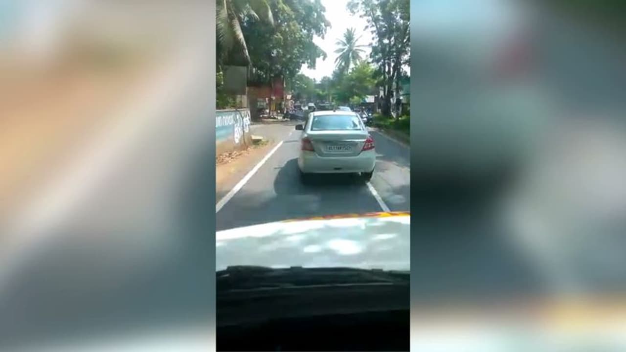 രോഗിയുമായി പോയ ആംബുലന്‍സിന് മാ‍​ർ​ഗ തടസം സൃഷ്ടിച്ച് കാർ, ഉടമയ്ക്ക് മോട്ടോർ വാഹന വകുപ്പിന്റെ നോട്ടീസ്