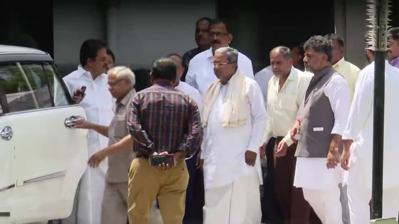 ಎಲ್ಲವೂ ಸುಸೂತ್ರ ಡಿಕೆಶಿ, ಸಿದ್ದರಾಮಯ್ಯ ಒಂದೇ ಫ್ರೇಮಲ್ಲಿ, ಅಸಮಾಧಾನವಿದೆ ಎಂದ ಡಿ.ಕೆ.ಸುರೇಶ್ ಎಲ್ಲವೂ ಸುಸೂತ್ರ ಡಿಕೆಶಿ, ಸಿದ್ದರಾಮಯ್ಯ ಒಂದೇ ಫ್ರೇಮಲ್ಲಿ, ಅಸಮಾಧಾನವಿದೆ ಎಂದ ಡಿ.ಕೆ.ಸುರೇಶ್