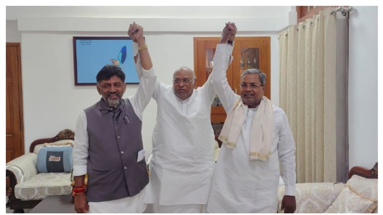 മഞ്ഞുരുകി! ഖർഗെയ്ക്ക് കൈ കൊടുത്ത് ഡികെയും സിദ്ധരാമയ്യയും, ഇനി ആഘോഷം, മധുരം വിതരണം ചെയ്ത് പ്രവർത്തകർ മഞ്ഞുരുകി! ഖർഗെയ്ക്ക് കൈ കൊടുത്ത് ഡികെയും സിദ്ധരാമയ്യയും, ഇനി ആഘോഷം, മധുരം വിതരണം ചെയ്ത് പ്രവർത്തകർ