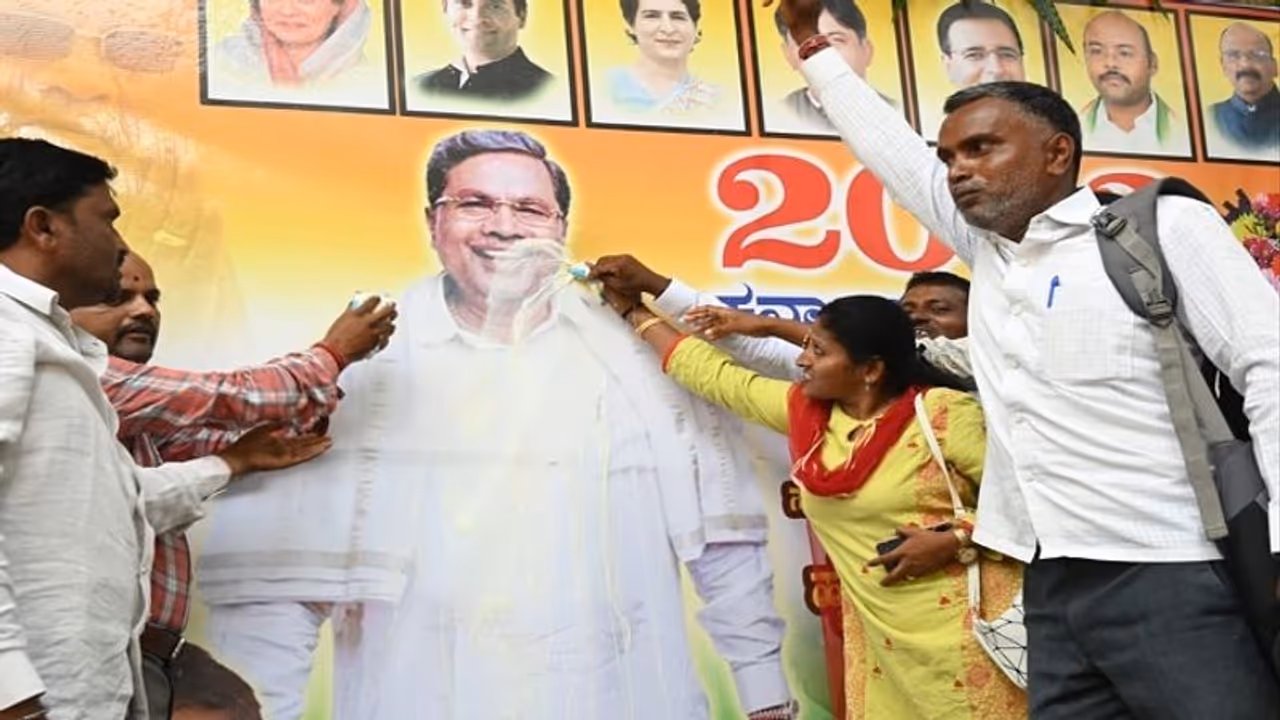 ಸಿಎಂ ಮನೆ ಮುಂದೆ ‘ಸಿದ್ದರಾಮೋತ್ಸವ’: ಸಿದ್ದು ಫ್ಲೆಕ್ಸ್‌ಗೆ ಹಾಲಿನ ಅಭಿಷೇಕ