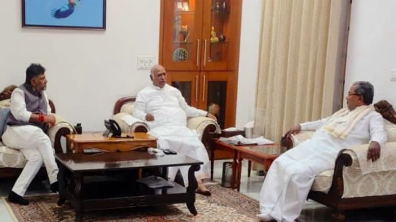 కర్ణాటక సీఎంగా సిద్దరామయ్య.. ఏకైక డిప్యూటీ సీఎంగా డీకేశి: అధికారికంగా ప్రకటించిన కాంగ్రెస్ కర్ణాటక సీఎంగా సిద్దరామయ్య.. ఏకైక డిప్యూటీ సీఎంగా డీకేశి: అధికారికంగా ప్రకటించిన కాంగ్రెస్