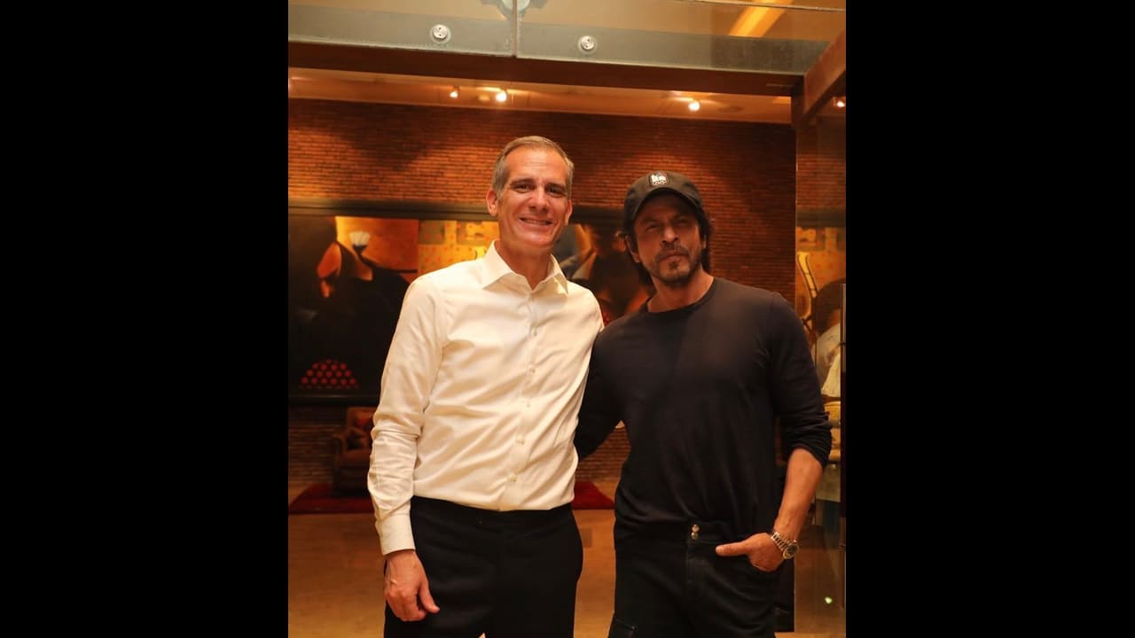 బాలీవుడ్లో అరంగేట్రానికి సమయం ఆసన్నమైందా?... షారుఖ్ ఖాన్ను కలిసిన అమెరికా రాయబారి బాలీవుడ్లో అరంగేట్రానికి సమయం ఆసన్నమైందా?... షారుఖ్ ఖాన్ను కలిసిన అమెరికా రాయబారి