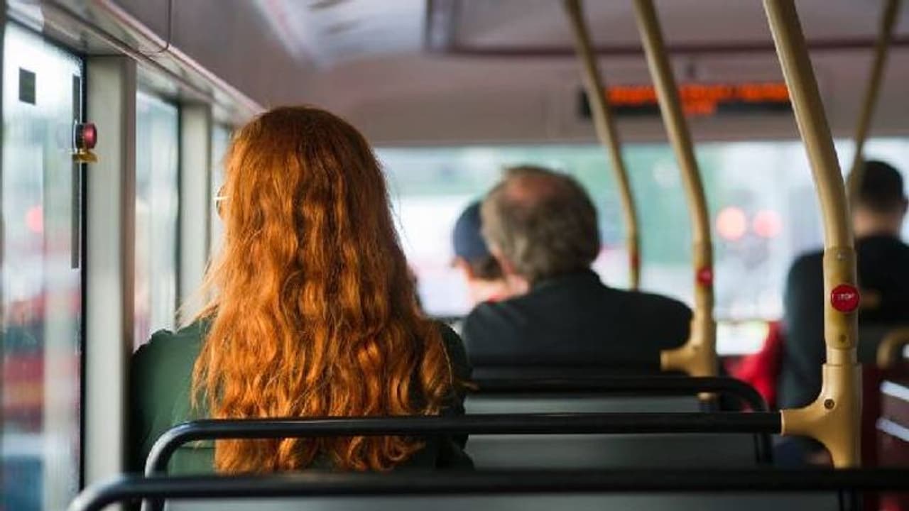 പൊതുസ്ഥലത്ത് വച്ച് ക്യാമറക്കണ്ണുകൾ വിടാതെ പിന്തുടരുന്നു, യാത്ര ചെയ്യുന്നത് 'സേഫ്റ്റി ഷർട്ട്' ധരിച്ചെന്ന് യുവതി