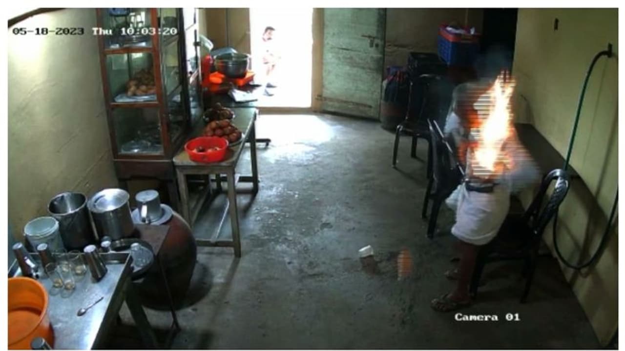 Mobile Phone Blast: జేబులో పేలిన మొబైల్ ఫోన్ .. వృద్ధుడికి తృటిలో ప్రమాదం పెను ప్రమాదం. . Mobile Phone Blast: జేబులో పేలిన మొబైల్ ఫోన్ .. వృద్ధుడికి తృటిలో ప్రమాదం పెను ప్రమాదం. .