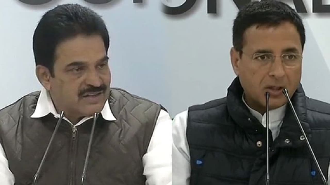 ಕಾಂಗ್ರೆಸ್ ಸಿಎಂ ಕುರ್ಚಿ ಜಟಾಪಟಿಗೆ ತೆರೆ ಎಳೆದದ್ದು ವೇಣು, ಸುರ್ಜೇವಾಲಾ ಕಾಂಗ್ರೆಸ್ ಸಿಎಂ ಕುರ್ಚಿ ಜಟಾಪಟಿಗೆ ತೆರೆ ಎಳೆದದ್ದು ವೇಣು, ಸುರ್ಜೇವಾಲಾ