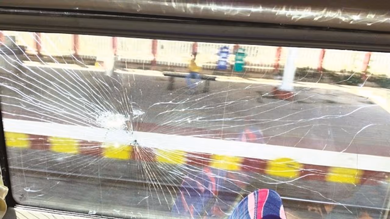 ರೈಲಿಗೆ ಕೆಲ್ಲೆಸೆವ ಪುಂಡಾಟಿಕೆ ಈಗ ಇಳಿಮುಖ..!