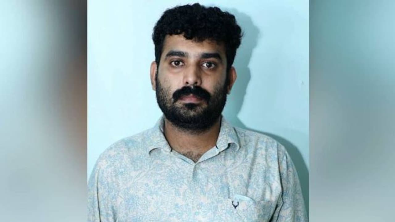 ആദിവാസി യുവാവിനെതിരെ കള്ളക്കേസ് എടുത്ത സംഭവം: സസ്പെൻഷനിലായിരുന്ന ഉദ്യോഗസ്ഥനെ തിരിച്ചെടുത്തു ആദിവാസി യുവാവിനെതിരെ കള്ളക്കേസ് എടുത്ത സംഭവം: സസ്പെൻഷനിലായിരുന്ന ഉദ്യോഗസ്ഥനെ തിരിച്ചെടുത്തു