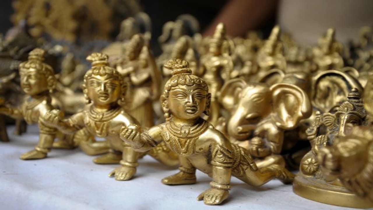 வீட்டு பூஜையறையில் ஒரே கடவுளுக்கு நிறைய சிலைகள் வைத்திருப்பது நல்லதா? 